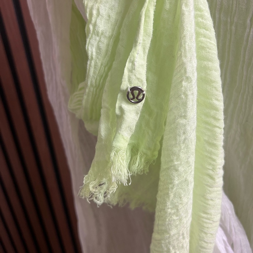 Chic Light Green Crinkled Scarf - Picture 4 of 4